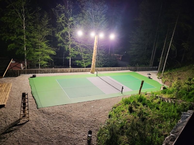 Osvetljeno igrišče za pickleball in typti v Resortu Knez.